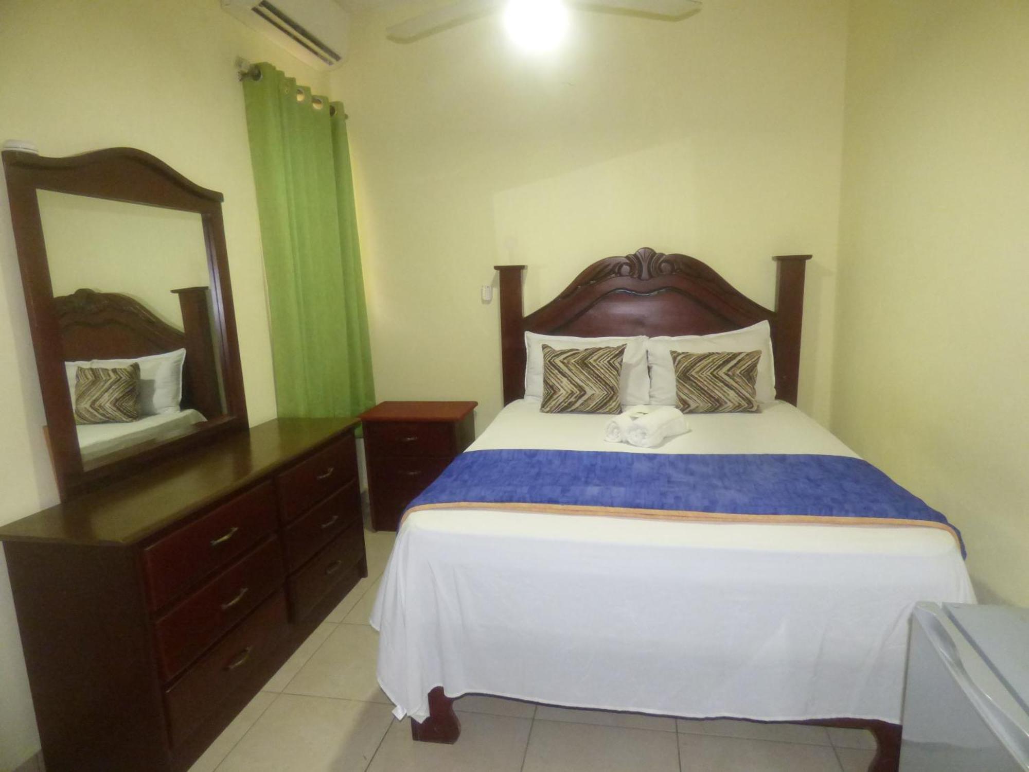 Hotel Enrique I Gazcue, Bed And Breakfast Санто-Доминго Экстерьер фото