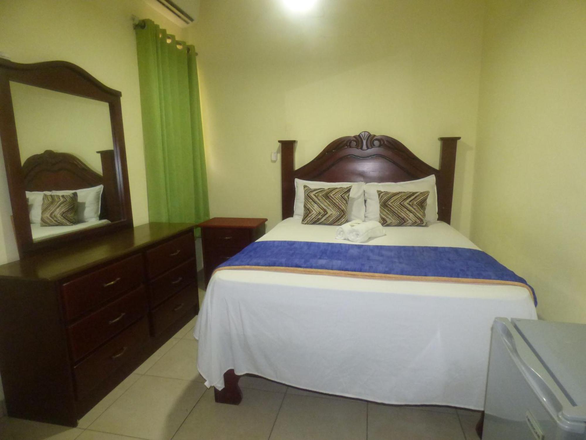 Hotel Enrique I Gazcue, Bed And Breakfast Санто-Доминго Экстерьер фото