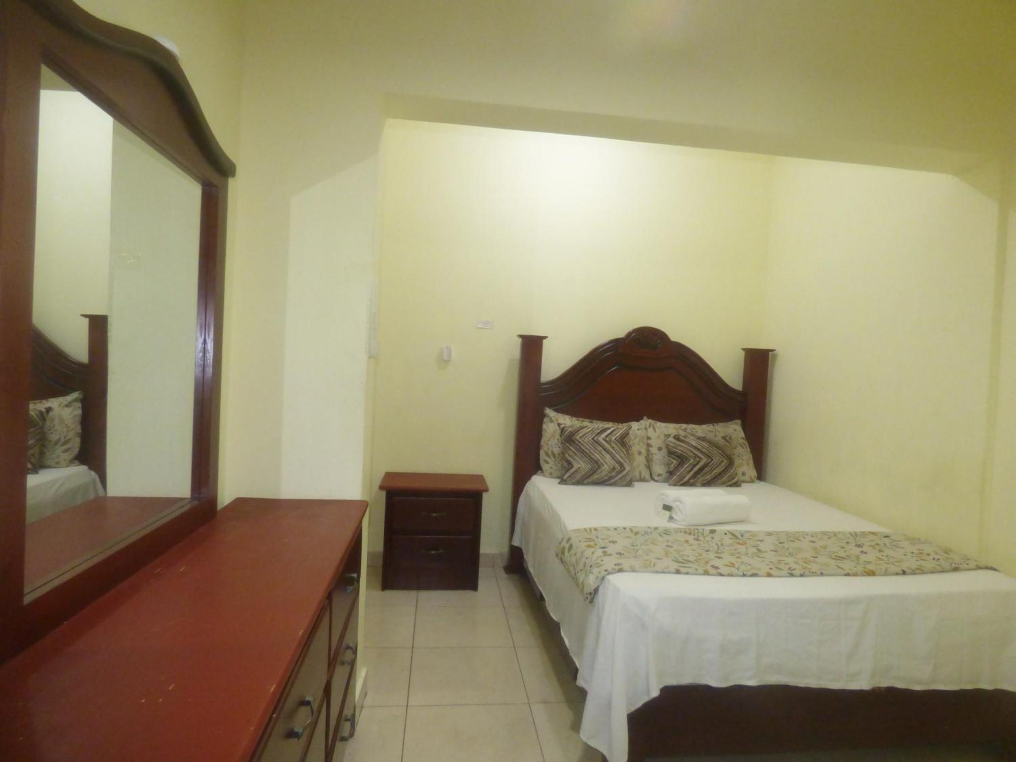 Hotel Enrique I Gazcue, Bed And Breakfast Санто-Доминго Экстерьер фото