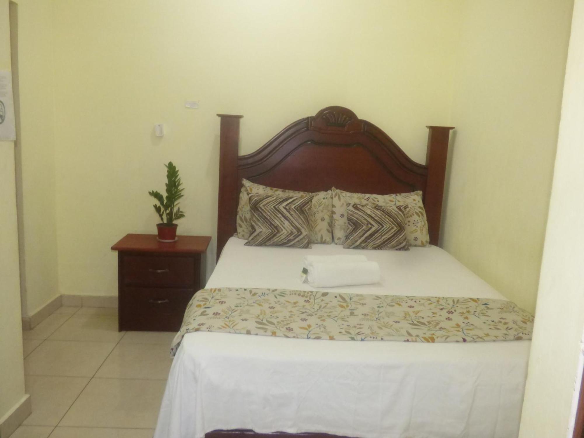 Hotel Enrique I Gazcue, Bed And Breakfast Санто-Доминго Экстерьер фото
