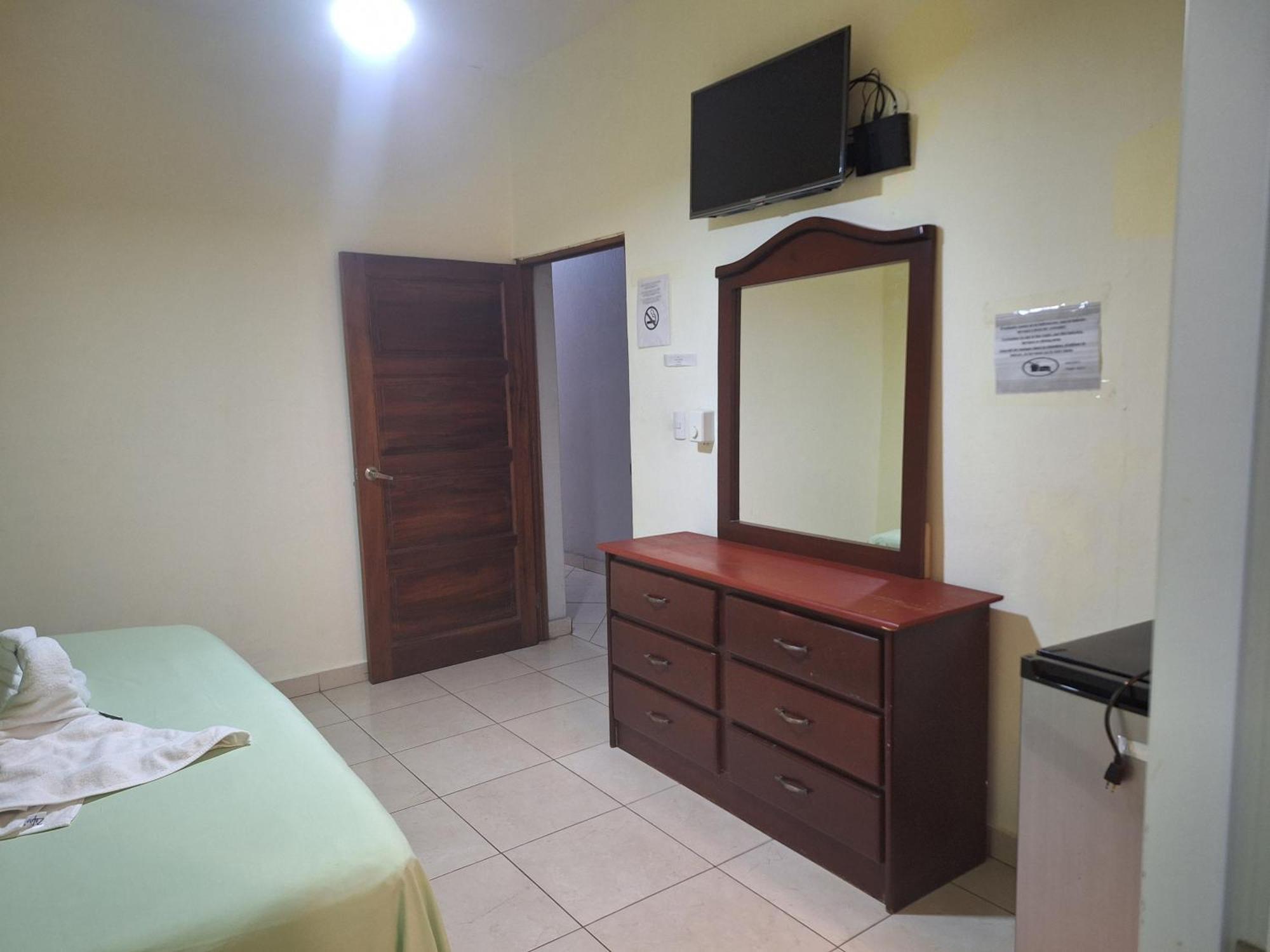 Hotel Enrique I Gazcue, Bed And Breakfast Санто-Доминго Экстерьер фото